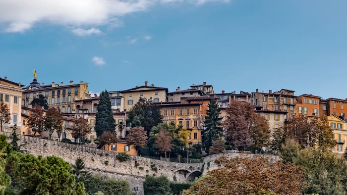 vista di Bergamo alta per bacheca incontri